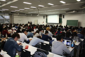 昨年10月、大学で印刷会社のフリーペーパーを紹介している様子