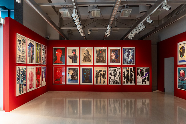 舞台ポスターを中心に展示した1階の展示会場