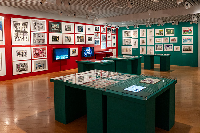 映画ポスターやアニメーションをはじめ多彩な分野の作品が並んだ地下1階の展示会場